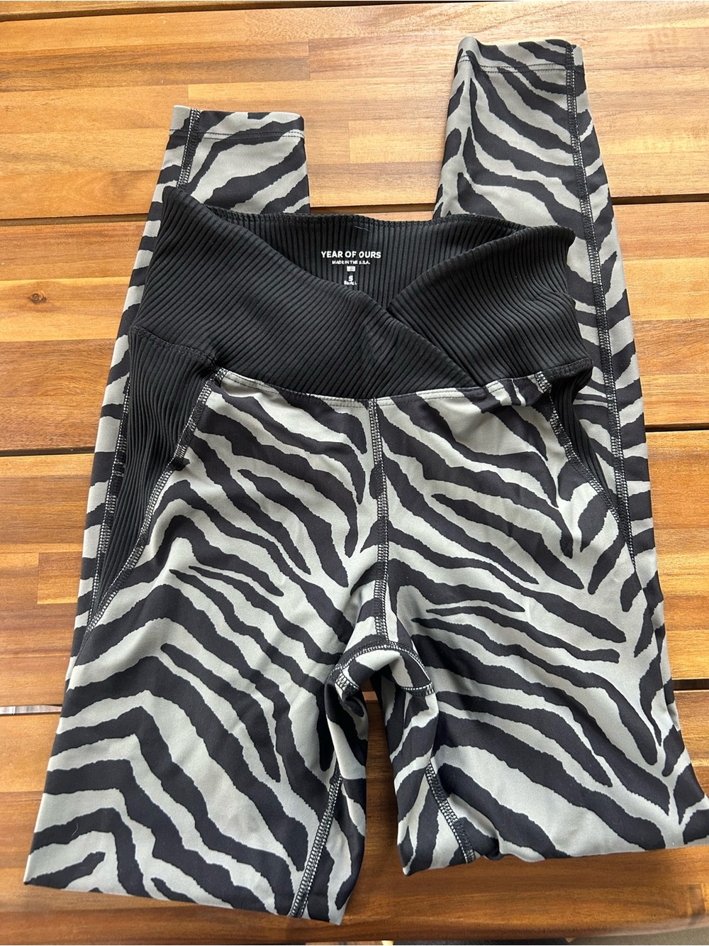 Year of Ours Ribbed Waist Zebra-Print Leggings - Black & Gray